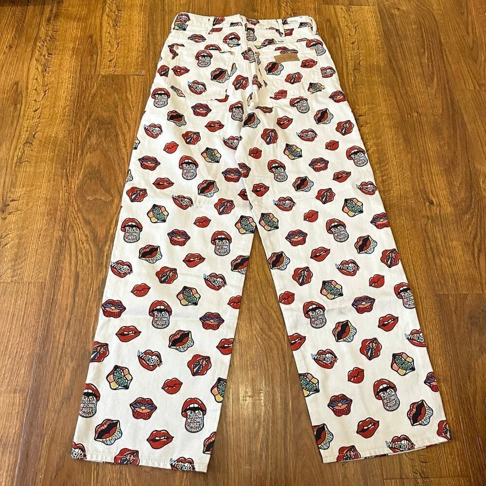 NWT Wrangler Barrel Jeans in Read my Lips print - Picture 6 of 11